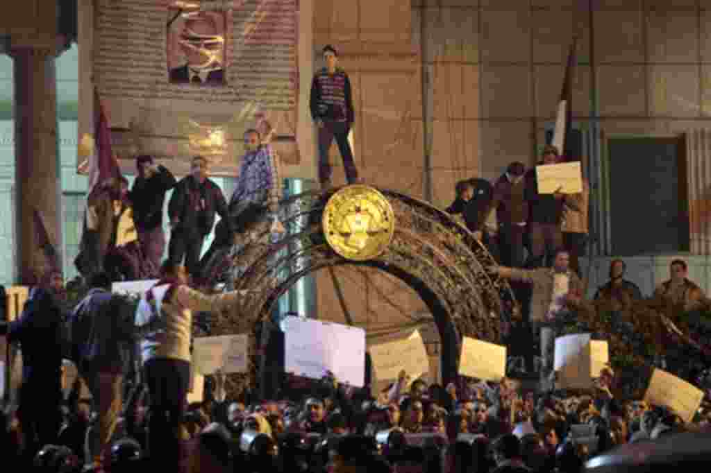 Activistas egipcios repiten eslóganes contra el gobierno en el centro de El Cairo.