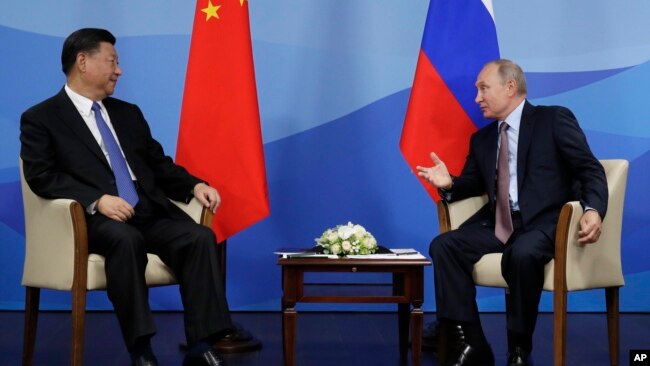 中国国家主席习近平和俄罗斯总统普京在符拉迪沃斯托克（又称海参崴）出席东方经济论坛期间举行会晤。（2018年9月11日）