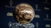 Le trophée du Ballon d'Or présentée lors d'une conférence de presse à Paris, France, le 19 septembre 2019