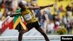 Usain Bolt célèbre sa victoire sur les 200 mètres/messieurs lors des Championnats du monde d'athlétisme au stade Luzhniki à Moscou, 17 août 2013. 