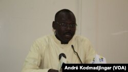 Yves Allangomi, secrétaire général de la conférence épiscopale du Tchad au cours d'une déclaration ce jeudi à N'Djamena, Tchad, le 19 avril 2018. (VOA/André Kodmadjingar)