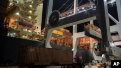 Una grúa eleva un contenedor a un buque en el puerto de Savannah, Georgia, EE.UU. 