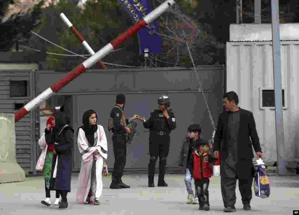 در روز نخست سال نو در افغانستان، چند انفجار دست کم شش کشته برجای گذاشت. 