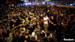 10月20日凌晨，爭取真普選示威人士坐在旺角佔領區街頭。
