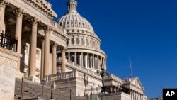 Gedung Capitol di Washington D.C.,19 September 2013 (Foto: dok). Seluruh layanan pemerintah AS, kecuali yang sangat esensial, akan mulai ditutup, apabila kedua majelis dalam Kongres AS masih berbeda pendapat terkait anggaran, Senin tengah malam (30/9).
