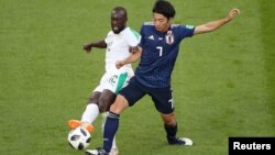 Le Japonais Gaku Shibasaki et le Sénégalais Youssouf Sabaly lors du Mondial 2018, le 24 juin 2018.