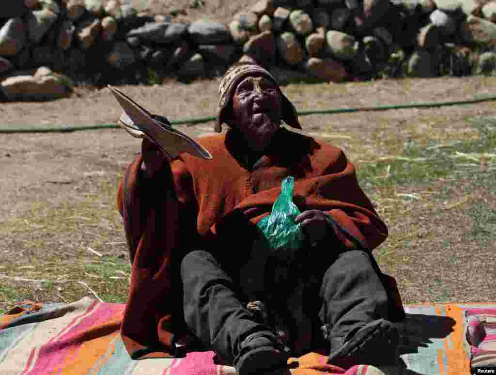 Aymara Indian Carmelo Flores gestures before chewing coca leaves in his hometown of Frasquia, 110km (68 miles) north of La Paz, Bolivia, Aug.t 16, 2013. According to Flores' identification card, he was born in 1890 and celebrated his 123rd birthday last month, making him the world's oldest man.