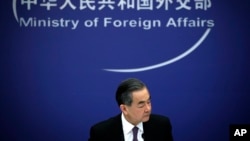 中國外長王毅在北京中國外交部舉行的記者會上回答記者問題。（2018年4月3日） 