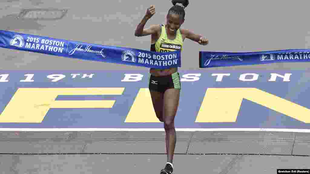 Caroline Rotich, wa Kenya akimaliza wa kwanza mbio za Boston Marathon 2015