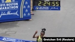 Caroline Rotich, wa Kenya akimaliza wa kwanza mbiyo za Boston Marathon 2015