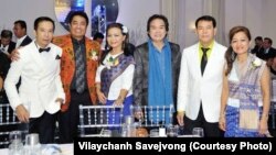 ວິໄລຈັນ ສະເວດວົງ (ຂວາສຸດ) ຖ່າຍຮູບຮ່ວມກັບສິນລະປິນລາວ ໃນຕ່າງແດນ ມີ ອະນຸຣິດ ທັມມະວົງສາ, ສົມບູນ ສຸກຂະຜົນ, ວີນາ ສະຫວັນ, ຄຳພາ ແລະອະນຸຣັກ ທັມມະວົງສາ. 