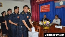 ບັນດາພະນັກງານພາສີ ກະຊວງການເງິນ ພາກັນລົງຄະແນນສຽງ