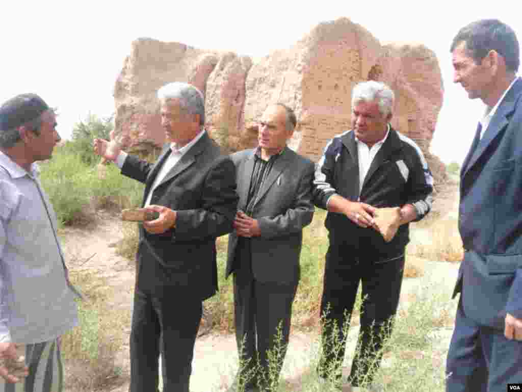 So'g'd ijodkorlari Hisorda IX asrga oid Xo'ja Mashhad madrasasi qoliqlari oldida