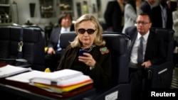Hilari Klinton, dok je bila na dužnosti šefa diplomatije proverava telefon u vojnom avionu na putu ka Tripoliju oktobra 2011. (arhiva) 