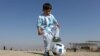Niño afgano fan de Messi abandona su país