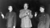 1967年10月，北京，中共和中华人民共和国的头三号领导人：共产主义革命领袖毛泽东（1893-1976）居中，两侧的周恩来和林彪挥动《毛主席语录》（西方人称“小红书”）。周恩来（1898-1975）从1949年中华人民共和国成立直到去世，一直担任总理。林彪（1907-71）当时担任中共中央和中央军委排名第一的副主席、国防部长。