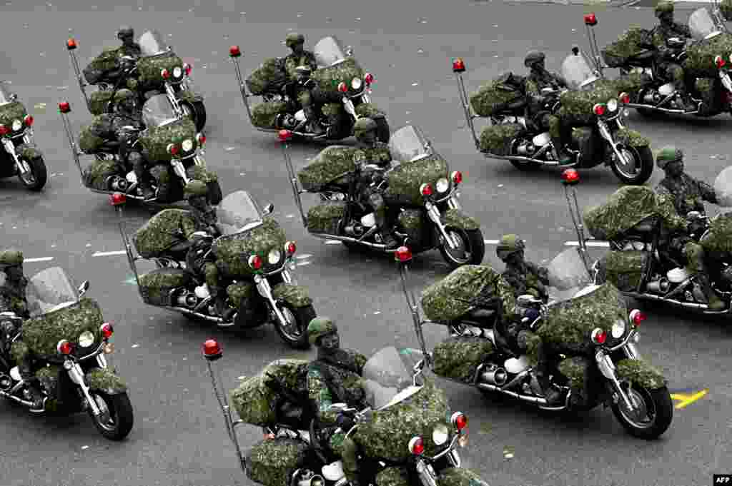 Taiwan&rsquo;s military police perform during the National Day in front of the Presidential Office in Taipei, Oct. 10, 2020.