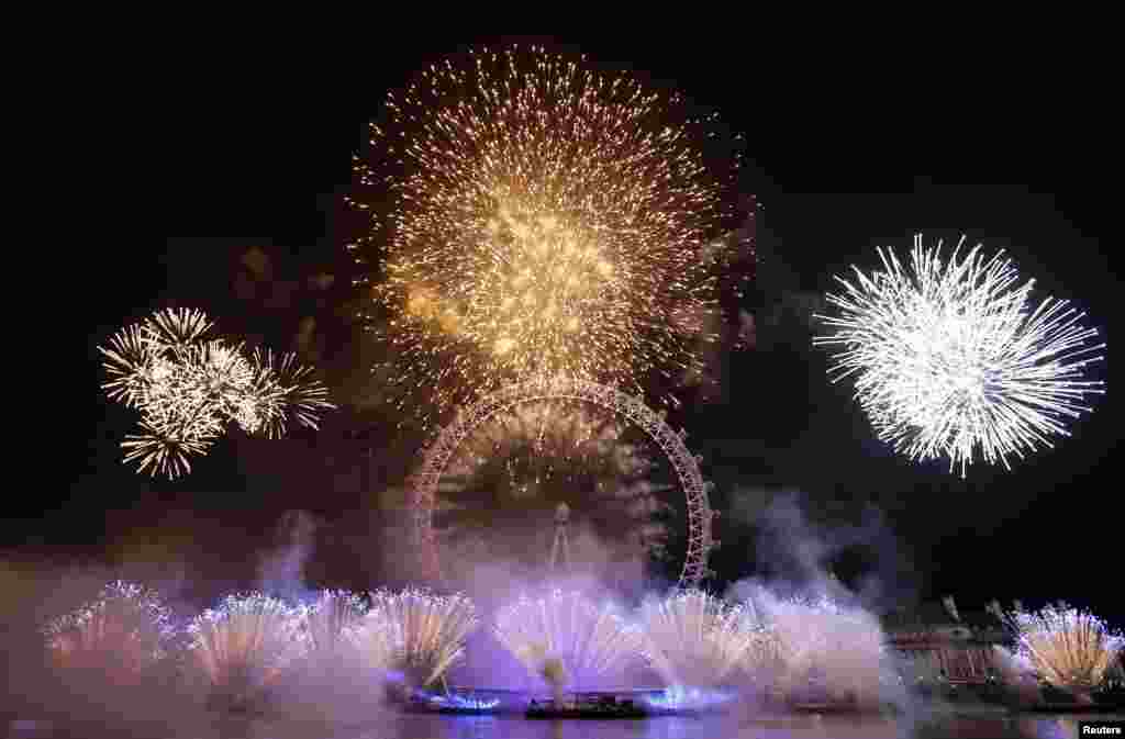 Kembang api di sekitar London Eye, Inggris. (Reuters/Stefan Wermuth)