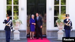 British Prime Minister Theresa May shakes hands with Dutch Prime Minister in the Hague, Netherlands, July 3, 2018. 