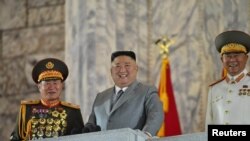 朝鲜领导人金正恩10月10日参加庆祝朝鲜劳动党成立75周年的阅兵式。