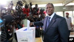 Le président Alassane Ouattara a voté tôt dimanche à Cocody.