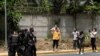 Policías nicaragüenses bloquean a periodistas que filmaban frente a la casa de la líder opositora Cristiana Chamorro luego de que fiscales buscaran su arresto por lavado de dinero y otros delitos, según autoridades judiciales, en Managua, Nicaragua, el 2 de junio de 2021.