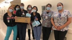 Các nhân viên y tế tại một bệnh viện nhi ở quận Cam nhận đồ bảo hộ của người gốc Việt.