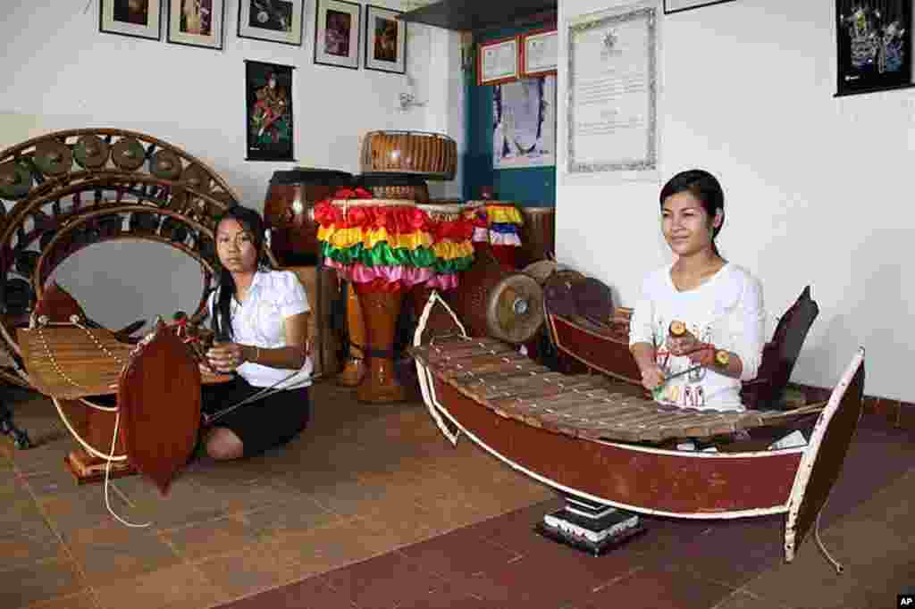 Cambodian girls practice traditional instruments at Cambodian Living Arts, Phnom Penh, February 28, 2012, (VOA - D. Schearf).