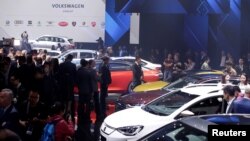 Mobil-mobil baru dipamerkan di acara Grup Volkswagen menjelang pameran automotive Beijing Auto Show di Beijing, China 24 April 2018.

