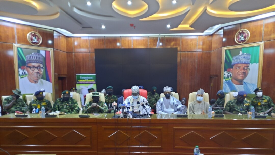 Gwamnan jihar Zamfara tare da manyan hafsoshin tsaron Najeriya