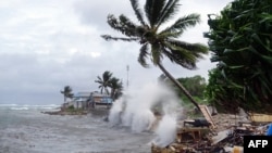 Gelombang tinggi menerjang pinggiran pantai di Majuro, Ibu Kota Kepulauan Marshall, 27 November 2019. (Foto: AFP)