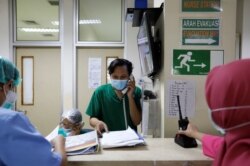 Petugas kesehatan yang mengenakan masker pelindung terlihat di ruang perawat di ruang gawat darurat RS Persahabatan, saat penyebaran COVID-19 berlanjut, di Jakarta, 13 Mei 2020. (Foto: REUTERS/Willy Kurniawan)