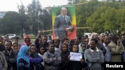 A woman joins others as they wait for the remains of Ethiopia's Prime Minister Meles Zenawi to arrive in Ethiopia's capital Addis Ababa, August 21, 2012.