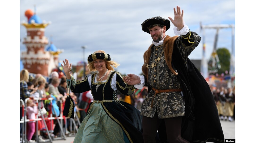 Para pengunjung mengenakan pakaian bersejarah dalam parade Oktoberfest di Munich, Jerman, 23 September 2018.