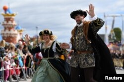 Para pengunjung mengenakan pakaian bersejarah dalam parade Oktoberfest di Munich, Jerman, 23 September 2018.