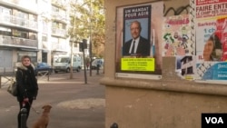 A billboard in Paris for former prime minister Alain Juppe, the front runner in the conservative primaries, Paris, Nov. 18, 2016. (L. Bryant/VOA)