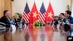 Ngoại trưởng Mỹ Mike Pompeo (trái) hội kiến Phó Thủ tướng kiêm Bộ trưởng Ngoại giao Việt Nam Phạm Bình Minh tại Bộ Ngoại giao ở Hà Nội, ngày 9 tháng 7, 2018.