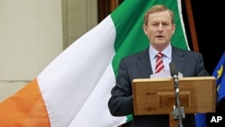 Perdana Menteri Irlandia, Enda Kenny berbicara di Dublin setelah hasil referendum menyatakan para pemilih Irlandia mendukung pakta Uni Eropa (1/6).