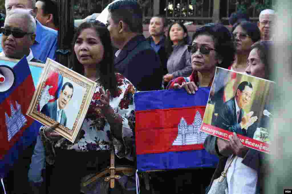  صدها آمریکایی که تبار کامبوجی دارند در مقابل مقر سازمان ملل در نیویورک تجمع کردند. آنها به سفر نخست وزیر این کشور به نیویورک واکنش نشان دادند.