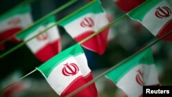 Des drapeaux iraniens flottent sur une place de Téhéran, 10 février 2012. REUTERS/Morteza Nikoubazl