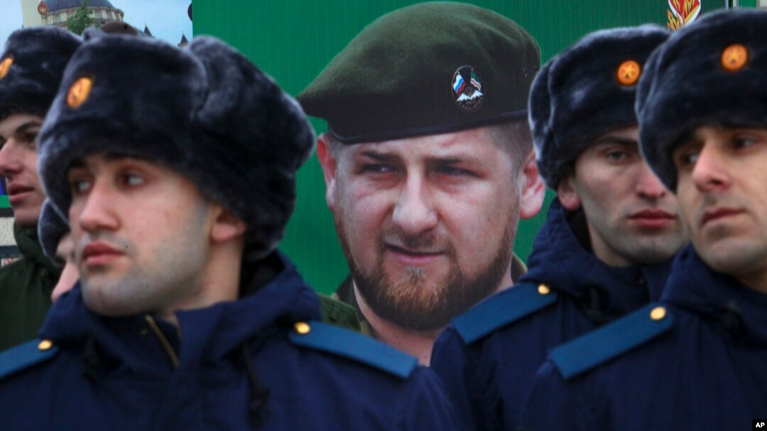 Čečenski vojnici ispred postera sa likom Ramzana Kadirova