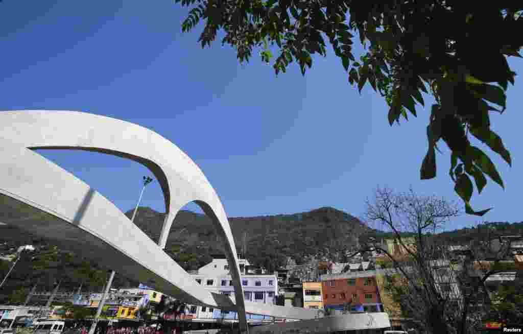 A view of the footbridge designed by renowned Brazilian architect Oscar Niemeyer in the Rocinha slum in Rio de Janeiro, December 6, 2012.