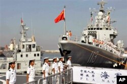 2013年8月中国海军官兵准备登上青岛号导弹驱逐舰（右）去参加中美海军联合演习