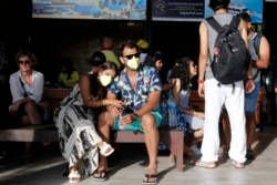 Turis asing menunggu keberangkatan di pelabuhan akibat pandemi COVID-19 di Bali, 15 Maret 2020. (Foto: dok).