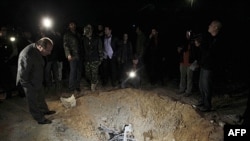 Một hố bom mà chính phủ Libya tố cáo là do NATO oanh kích gây ra tại khu Bab al-Aziziyah ở Tripoli, ngày 23 tháng 4, 2011