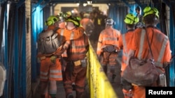 Các thợ mỏ rời khỏi ca làm việc cuối cùng ở mỏ than Kellingley Colliery, bắc Yorkshire, Anh, ngày 18/12/2015. 