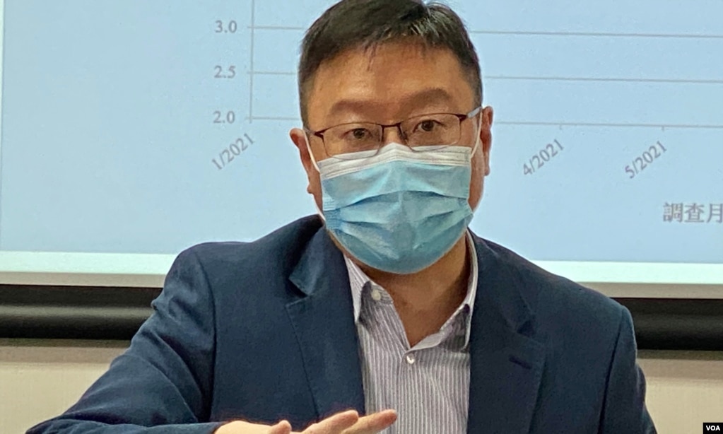 香港浸会大学政治及国际关系学系副教授陈家洛表示，亲建制的智库都有做关于香港市民身分认同的调查，他认为亲中传媒不应该只是针对香港民意研究所 (美国之音汤惠芸)(photo:VOA)