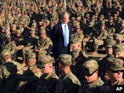 El secretario de Defensa de EE.UU., Jim Mattis, reunido con tropas en un cine al aire libre en Guantánamo, Cuba, durante una visita sorpresa a la base naval que EE.UU. tiene en la isla caribeña. Dic. 21 de 2017.