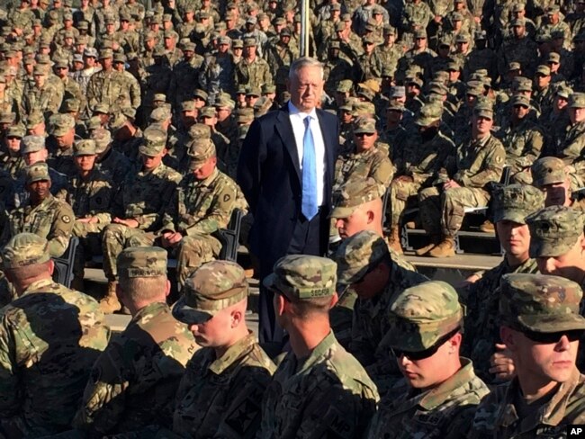 Secretario de Defensa Jim Mattis, visita a soldados estadounidenses en la Base Naval de Guantánamo en Cuba.