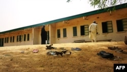 지난 2018년 이슬람 무장세력 보코하람의 공격을 받은 나이지리아 다프치의 '과학기술여자학교' 운동장에 샌들이 흩어져 있다. (자료사진)